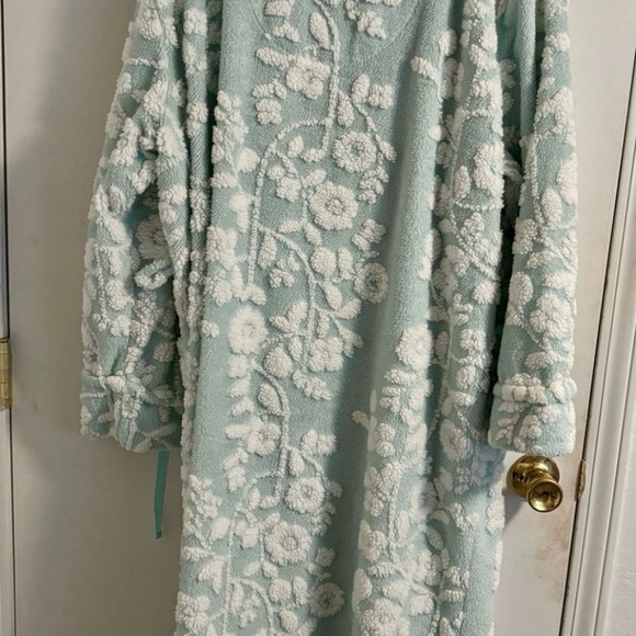 Adonna Mint Green and White Plush Floral Shawl Collar Robe - Picture 2 of 5